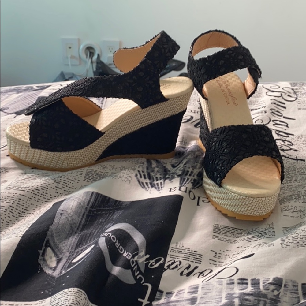 Black wedges